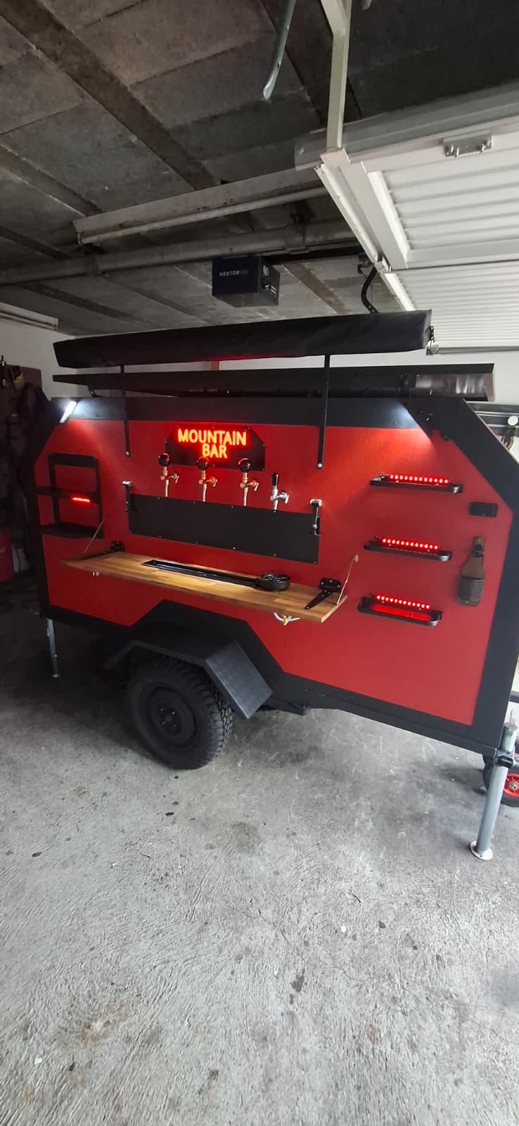 Le néon Mountain Bar allumé au-dessus des becs de tireuse