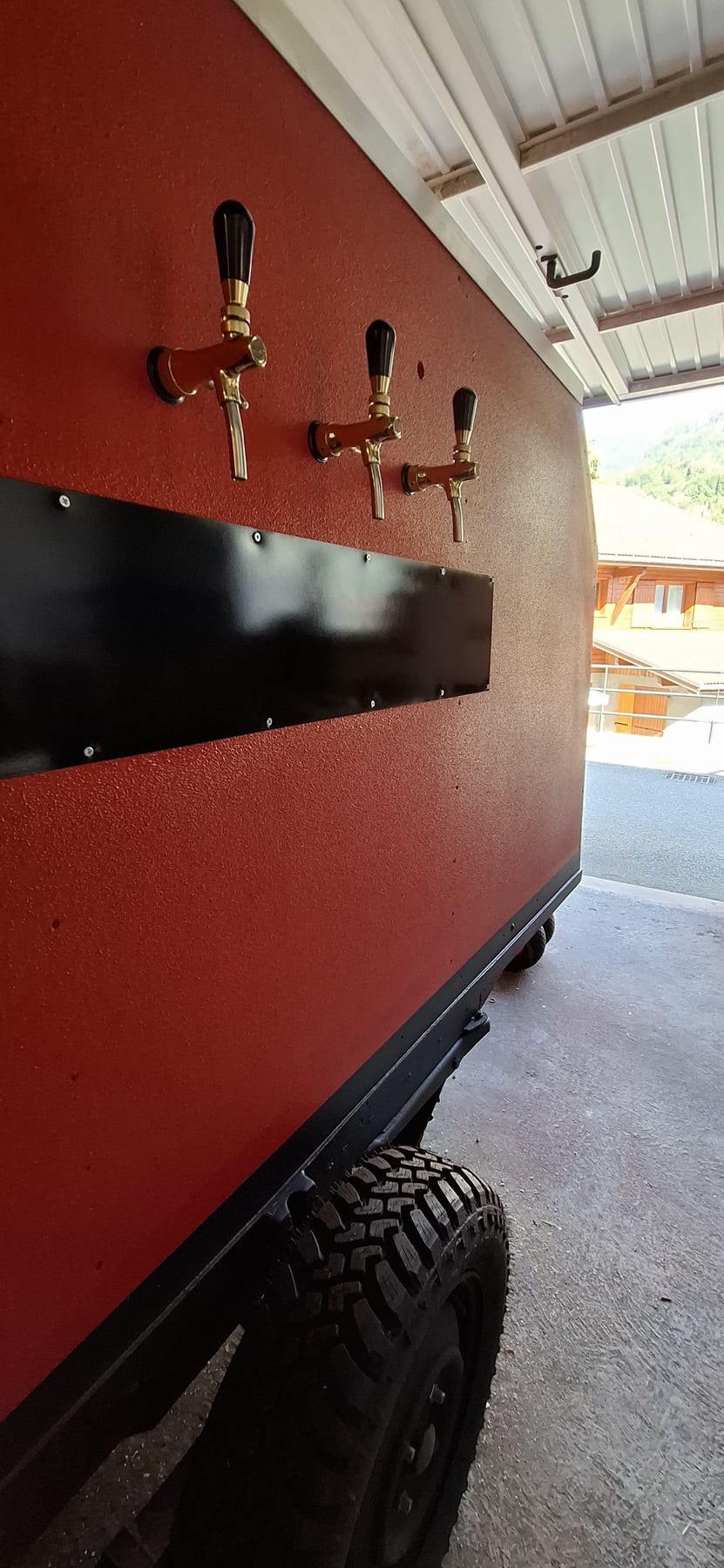 La remorque garée devant un chalet