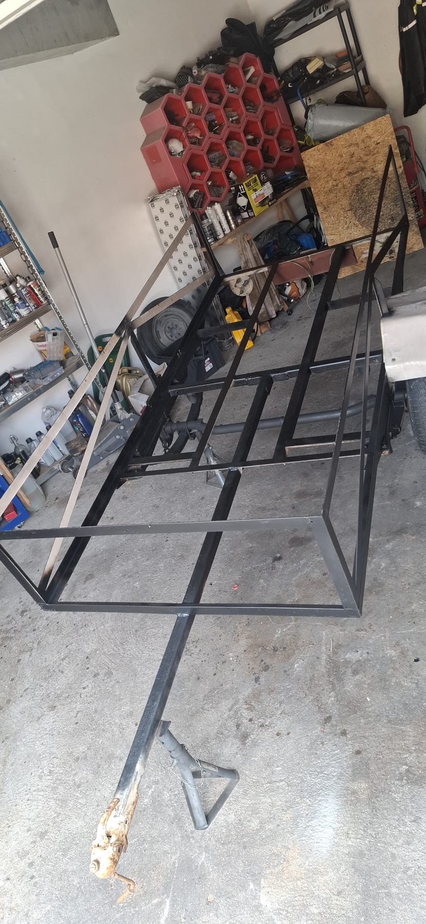 Le châssis métallique mis à nu dans le garage