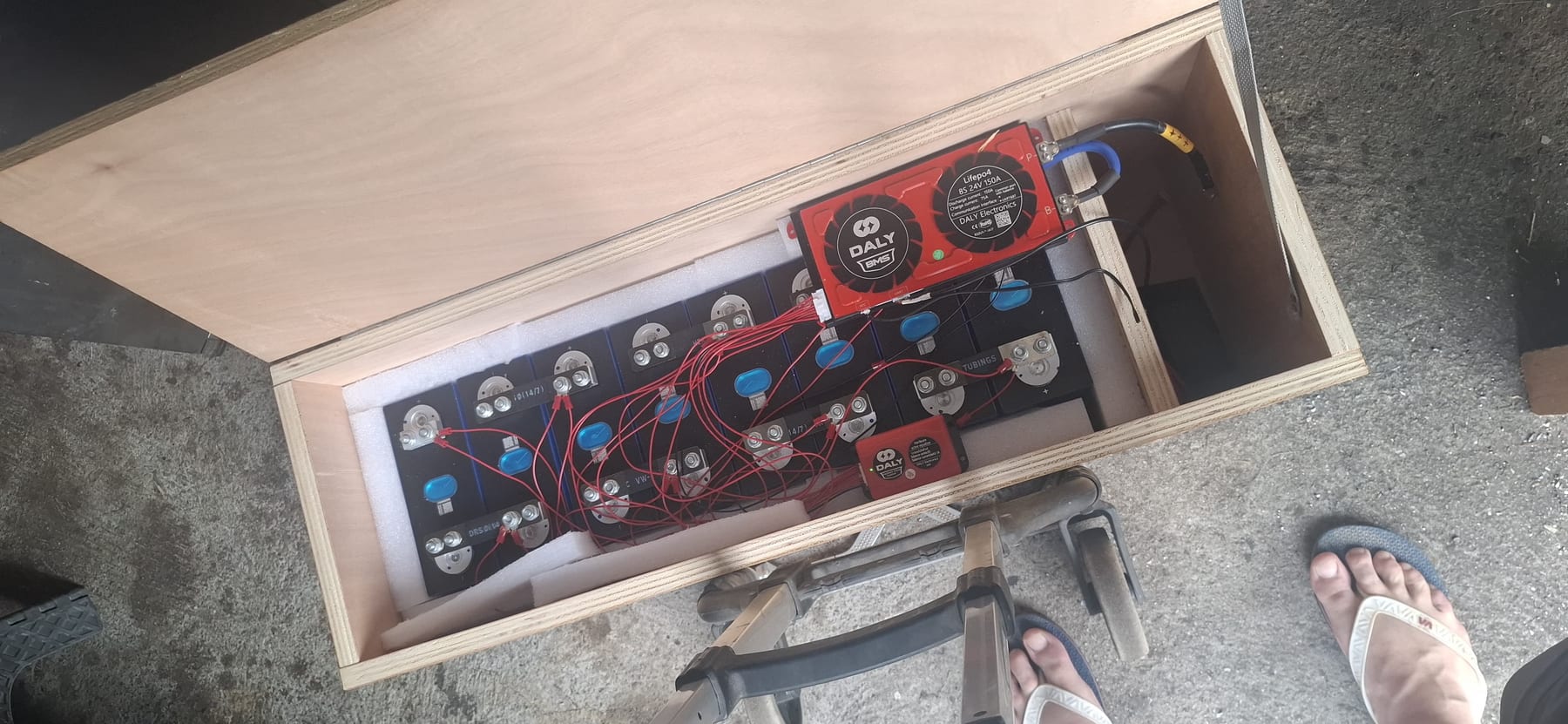 Le pack batterie lithium et son BMS dans un caisson bois sur mesure