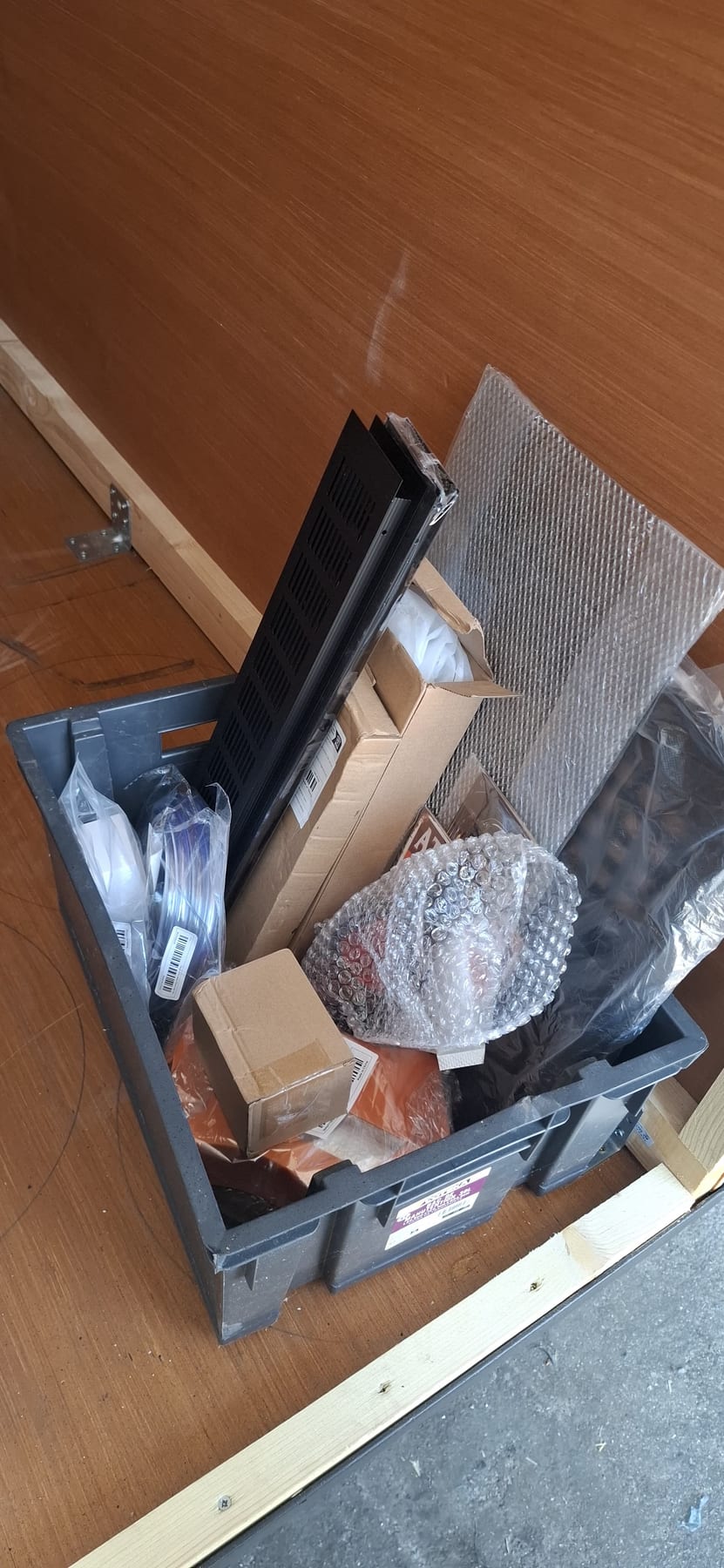Les pièces détachées en attente de montage