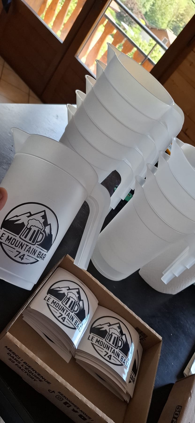 Le stock de chopes sérigraphiées avant une sortie