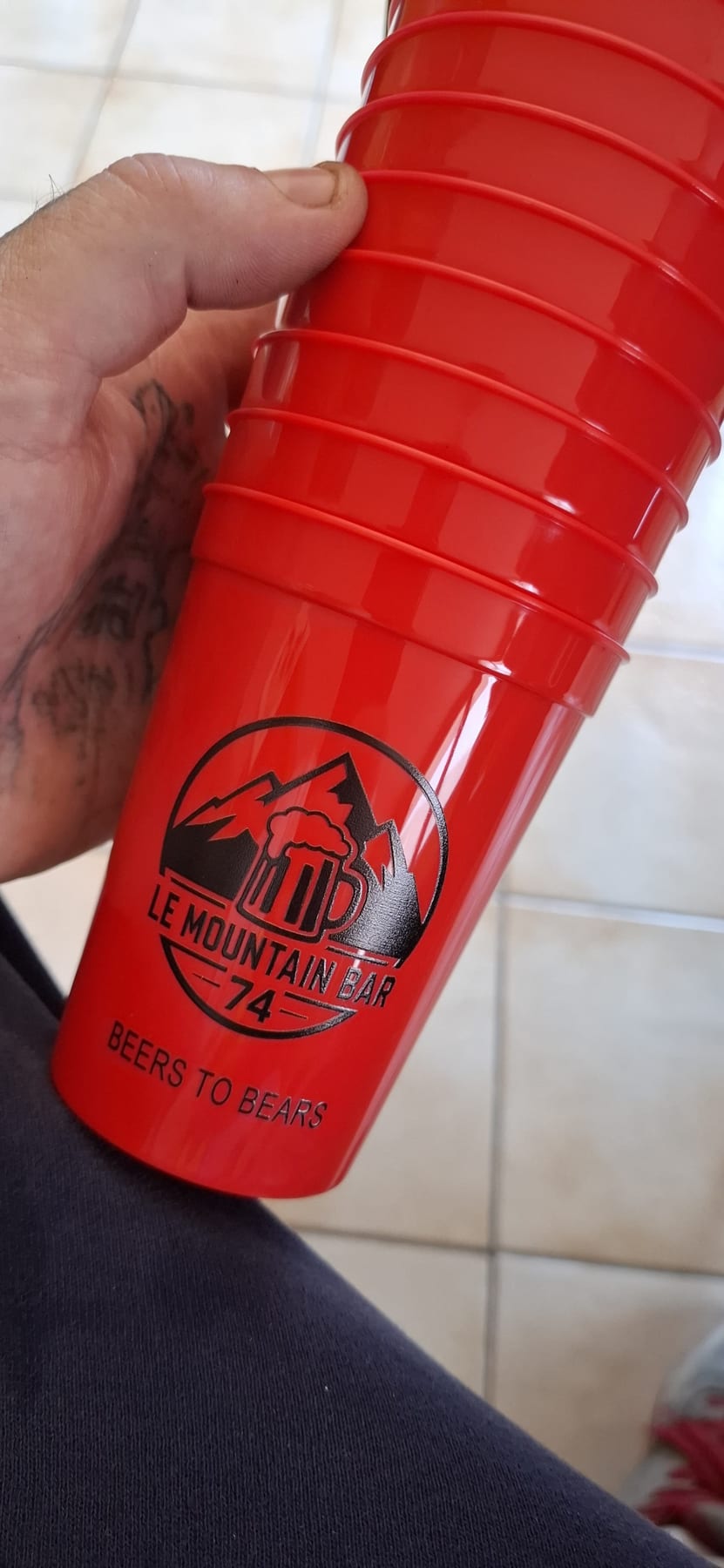 Les gobelets rouges Beers to Bears, réutilisables