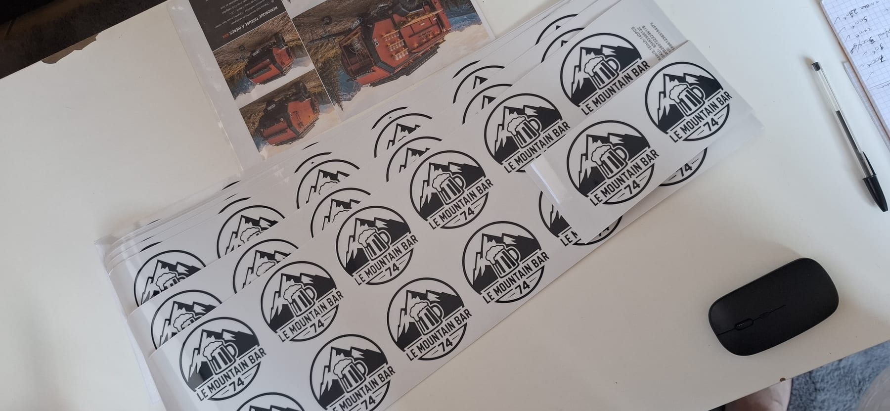 La planche de stickers au logo du Mountain Bar 74