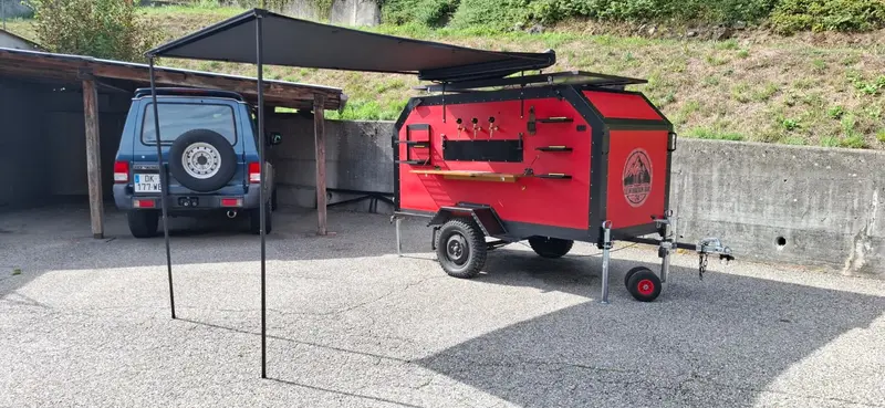 L’auvent déplié au-dessus du comptoir, prêt pour une journée en plein soleil