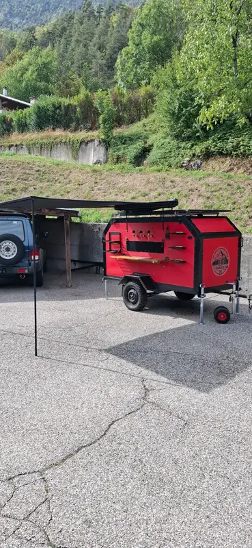 Le bar installé dehors, auvent déployé, montagnes de Haute-Savoie en arrière-plan