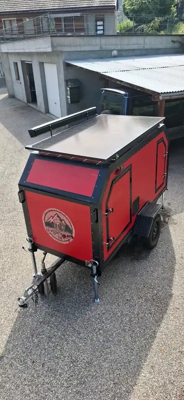 Le bar fermé, vu de trois quarts, logo sur la façade avant
