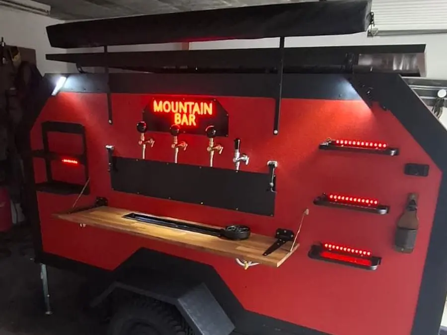 Le néon Mountain Bar allumé au-dessus des becs de tireuse