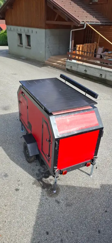 Le panneau solaire posé sur le toit du bar