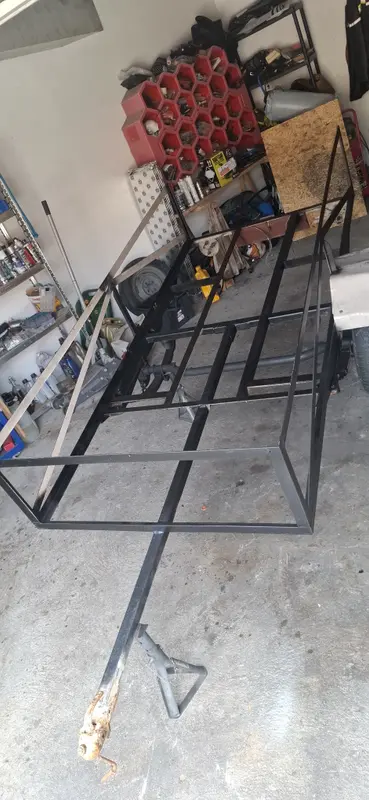 Le châssis métallique mis à nu dans le garage