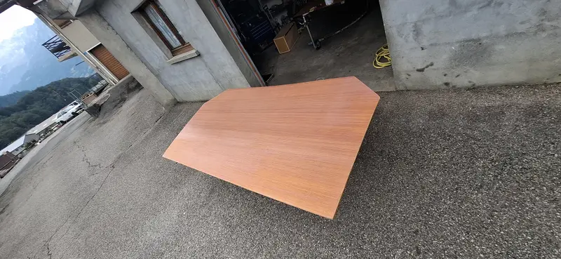 Le panneau de toit découpé et cintré avant pose