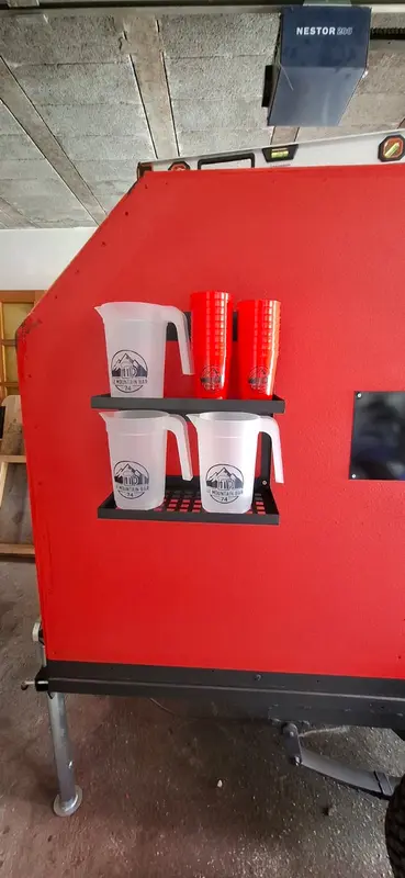 Les pichets et les gobelets sérigraphiés Le Mountain Bar 74, sur leur étagère