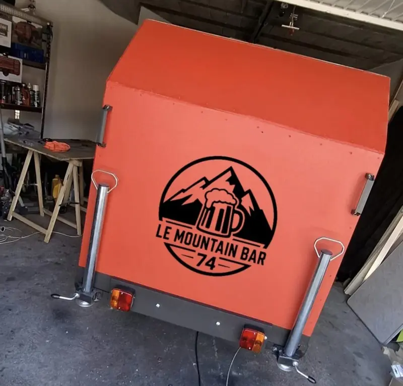 Le logo Le Mountain Bar 74 sur la porte arrière
